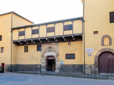 Leon, İspanya - 02 Kasım 2024: Leon, İspanya 'nın tarihi merkezindeki binaların cepheleri