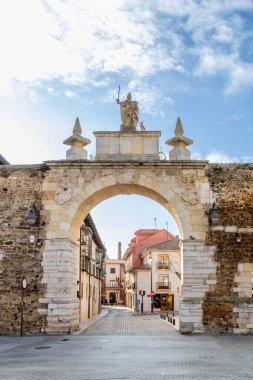 Leon, İspanya - 02 Kasım 2024: İspanya 'nın Leon şehrinde bulunan tarihi şehir merkezine ortaçağ kapısı