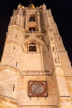 Leon, İspanya - 02 Kasım 2024: İspanya 'nın Leon kentindeki Gotik katedralin dış cephesi