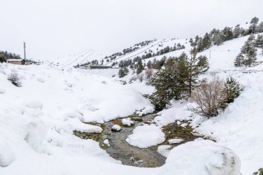 Mart 2025 kar yağışı sırasında Madrid 'deki Valdesqui kayak merkezinin çevresi.