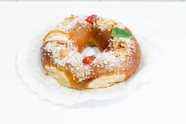 Tahta masa beyazının üzerinde 