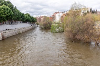 Manzanares Nehri, Madrid 'in bazı bölgelerinde Mart 2025' te yağan yağmurlar nedeniyle taşmak üzere.