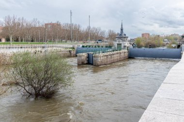 Manzanares Nehri, Madrid 'in bazı bölgelerinde Mart 2025' te yağan yağmurlar nedeniyle taşmak üzere.