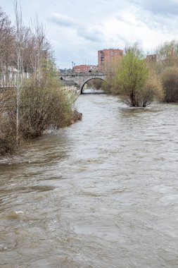Manzanares Nehri, Madrid 'in bazı bölgelerinde Mart 2025' te yağan yağmurlar nedeniyle taşmak üzere.