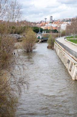 Manzanares Nehri, Madrid 'in bazı bölgelerinde Mart 2025' te yağan yağmurlar nedeniyle taşmak üzere.