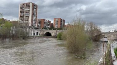 Manzanares Nehri, Madrid 'in bazı bölgelerinde Mart 2025' te yağan yağmurlar nedeniyle taşmak üzere.