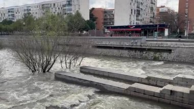 Manzanares Nehri, Madrid 'in bazı bölgelerinde Mart 2025' te yağan yağmurlar nedeniyle taşmak üzere.