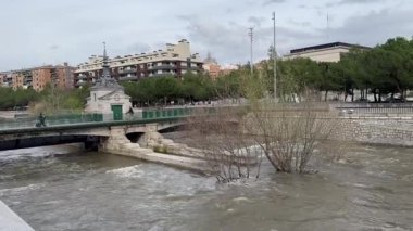 Manzanares Nehri, Madrid 'in bazı bölgelerinde Mart 2025' te yağan yağmurlar nedeniyle taşmak üzere.