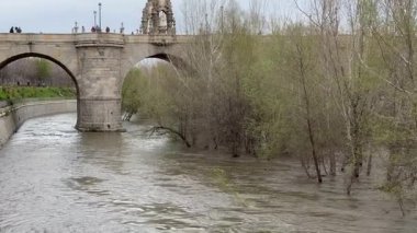 Manzanares Nehri, Madrid 'in bazı bölgelerinde Mart 2025' te yağan yağmurlar nedeniyle taşmak üzere.