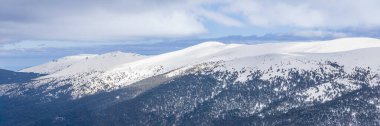 Mart 2025 'te Madrid' deki Sierra de Guadarrama dağları Navacerrada 'dan Puerto de Cotos' a giden yolda.