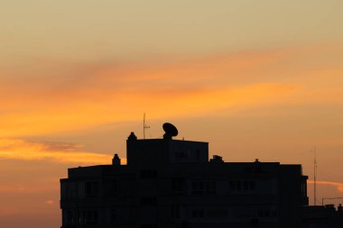 İspanya, Madrid Hortaleza mahallesinde şafak söküyor.