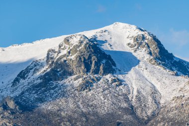 Madrid 'in Sierra de Guadarrama bölgesindeki La Maliciosa Dağı' nın zirvesinde Bola del Mundo denilen haberleşme kuleleri karla kaplıydı.