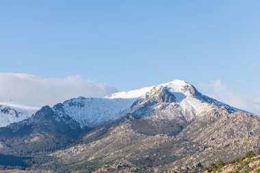 Madrid 'in Sierra de Guadarrama bölgesindeki La Maliciosa Dağı' nın zirvesinde Bola del Mundo denilen haberleşme kuleleri karla kaplıydı.
