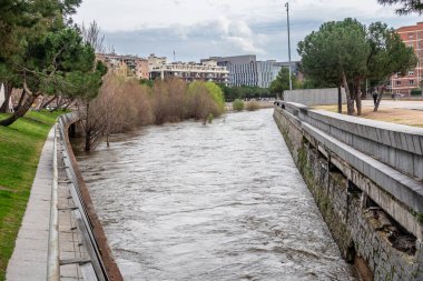 Manzanares Nehri, Madrid 'in bazı bölgelerinde Mart 2025' te yağan yağmurlar nedeniyle taşmak üzere.
