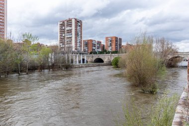 Manzanares Nehri, Madrid 'in bazı bölgelerinde Mart 2025' te yağan yağmurlar nedeniyle taşmak üzere.