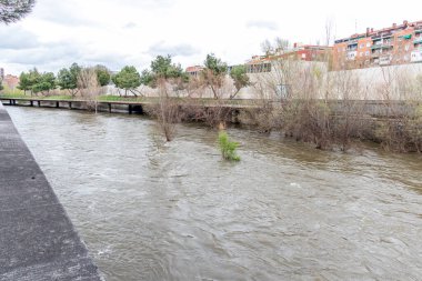 Manzanares Nehri, Madrid 'in bazı bölgelerinde Mart 2025' te yağan yağmurlar nedeniyle taşmak üzere.