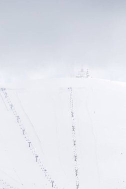 Mart 2025 'te Madrid' deki Sierra de Guadarrama dağları Navacerrada 'dan Puerto de Cotos' a giden yolda.
