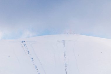 Mart 2025 'te Madrid' deki Sierra de Guadarrama dağları Navacerrada 'dan Puerto de Cotos' a giden yolda.
