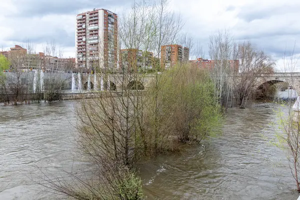 Manzanares Nehri, Madrid 'in bazı bölgelerinde Mart 2025' te yağan yağmurlar nedeniyle taşmak üzere.
