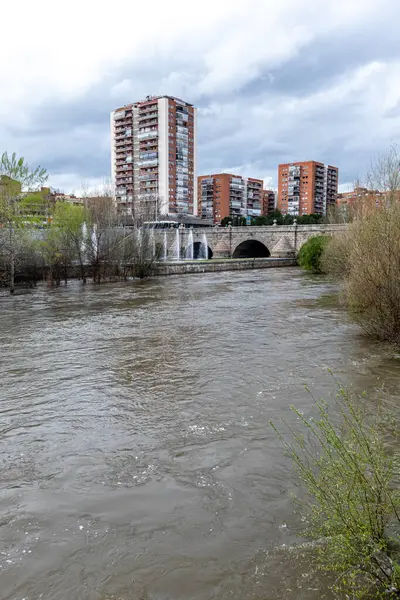 Manzanares Nehri, Madrid 'in bazı bölgelerinde Mart 2025' te yağan yağmurlar nedeniyle taşmak üzere.