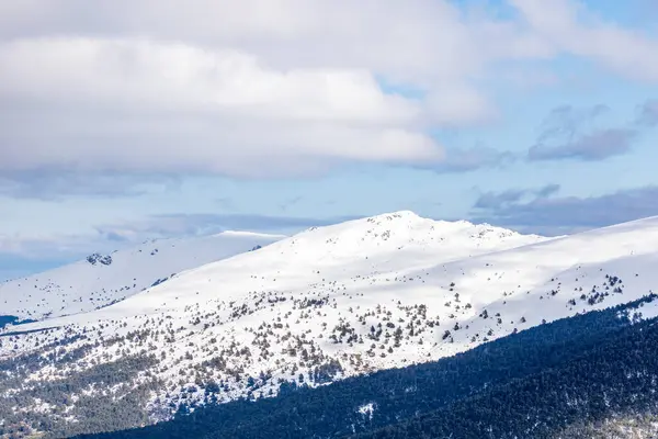 Mart 2025 'te Madrid' deki Sierra de Guadarrama dağları Navacerrada 'dan Puerto de Cotos' a giden yolda.