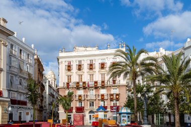 Cadiz, İspanya - 16 Nisan 2025: Cadiz Belediyesi, Cadiz, İspanya 'daki Kutsal Hafta geçit törenleri için çitlerle çevrili sokaklar