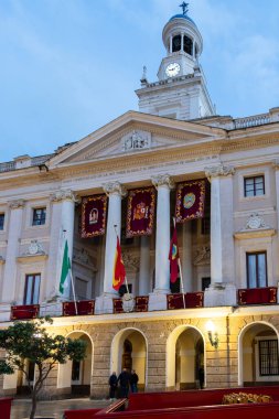 Cadiz, İspanya - 16 Nisan 2025: Cadiz Belediyesi, Cadiz, İspanya 'daki Kutsal Hafta geçit törenleri için çitlerle çevrili sokaklar