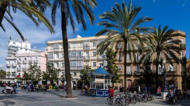 Cadiz, İspanya - 16 Nisan 2025: Cadiz, İspanya 'nın tarihi merkezinde düzenlenen Kutsal Hafta kutlamaları sırasında sokaklar ve meydanlar