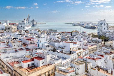 Cadiz, İspanya - 16 Nisan 2025: İspanya 'nın tarihi merkezi Cadiz' deki Kutsal Hafta kutlamaları sırasında çatıların manzarası