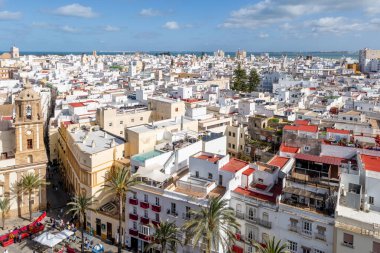 Cadiz, İspanya - 16 Nisan 2025: İspanya 'nın tarihi merkezi Cadiz' deki Kutsal Hafta kutlamaları sırasında çatıların manzarası