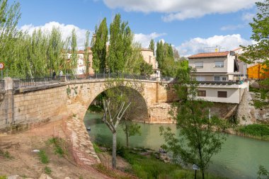 Trillo, İspanya, İtalya - 05 Mayıs 2025: Guadalajara 'nın Trillo kasabasından geçen şelaleler, İspanya' nın Trillo kentinde turistlerin gezdiği yerler..