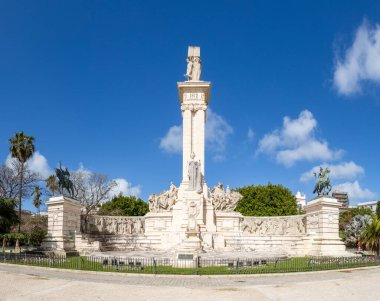 Cadiz, İspanya - 16 Nisan 2025: Cadiz, İspanya 'da Paskalya tatili sırasında turistlerin denizde yüzdüğü 1812 Anayasası anısına anıt.