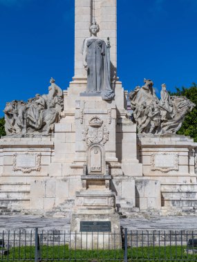 Cadiz, İspanya - 16 Nisan 2025: Cadiz, İspanya 'da Paskalya tatili sırasında turistlerin denizde yüzdüğü 1812 Anayasası anısına anıt.