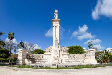 Cadiz, İspanya - 16 Nisan 2025: Cadiz, İspanya 'da Paskalya tatili sırasında turistlerin denizde yüzdüğü 1812 Anayasası anısına anıt.