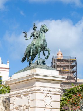 Cadiz, İspanya - 16 Nisan 2025: Cadiz, İspanya 'da Paskalya tatili sırasında turistlerin denizde yüzdüğü 1812 Anayasası anısına anıt.