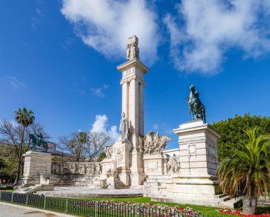 Cadiz, İspanya - 16 Nisan 2025: Cadiz, İspanya 'da Paskalya tatili sırasında turistlerin denizde yüzdüğü 1812 Anayasası anısına anıt.