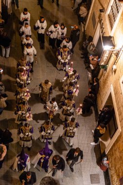 Cadiz, İspanya - 17 Nisan 2025: İspanya 'nın Cadiz şehrinde Kutsal Perşembe gecesi Cadiz sokaklarında kutsal hafta geçitleri