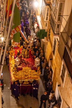 Cadiz, İspanya - 17 Nisan 2025: İspanya 'nın Cadiz şehrinde Kutsal Perşembe gecesi Cadiz sokaklarında kutsal hafta geçitleri