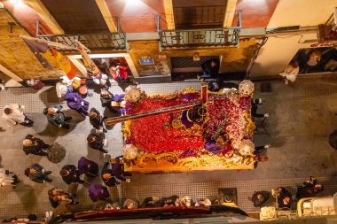 Cadiz, İspanya - 17 Nisan 2025: İspanya 'nın Cadiz şehrinde Kutsal Perşembe gecesi Cadiz sokaklarında kutsal hafta geçitleri