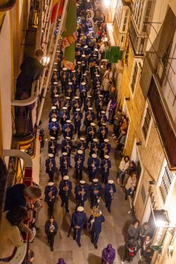 Cadiz, İspanya - 17 Nisan 2025: İspanya 'nın Cadiz şehrinde Kutsal Perşembe gecesi Cadiz sokaklarında kutsal hafta geçitleri