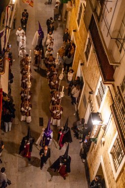 Cadiz, İspanya - 17 Nisan 2025: İspanya 'nın Cadiz şehrinde Kutsal Perşembe gecesi Cadiz sokaklarında kutsal hafta geçitleri