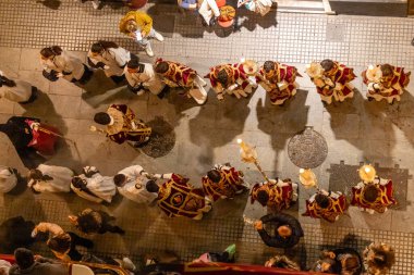 Cadiz, İspanya - 17 Nisan 2025: İspanya 'nın Cadiz şehrinde Kutsal Perşembe gecesi Cadiz sokaklarında kutsal hafta geçitleri