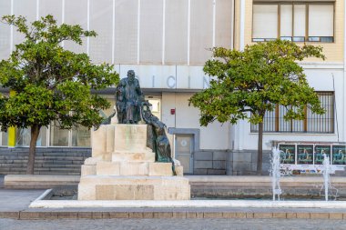 Cadiz, İspanya - 17 Nisan 2025: Cadiz, İspanya 'daki karakteristik binalarıyla tarihi şehir merkezinin sokakları