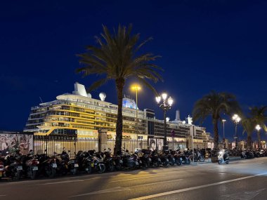 Cadiz, İspanya - 17 Nisan 2025: İspanya 'nın Cadiz limanına demirlemiş bir transatlantik yolcu gemisi.