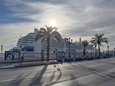 Cadiz, İspanya - 17 Nisan 2025: İspanya 'nın Cadiz limanına demirlemiş bir transatlantik yolcu gemisi.
