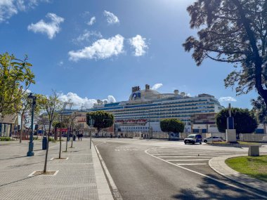 Cadiz, İspanya - 17 Nisan 2025: İspanya 'nın Cadiz limanına demirlemiş bir transatlantik yolcu gemisi.