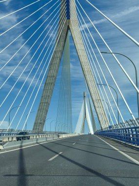 Cadiz, İspanya - 17 Nisan 2025: İspanya 'nın Cadiz limanına demirlemiş bir transatlantik yolcu gemisi.