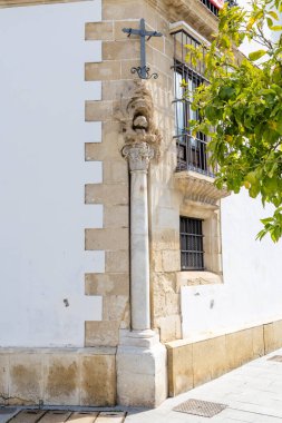 Jerez de la Frontera, İspanya - 15 Mayıs 2025: Jerez de la Frontera 'nın tarihi şehir merkezinde eşsiz binalar ve heykeller