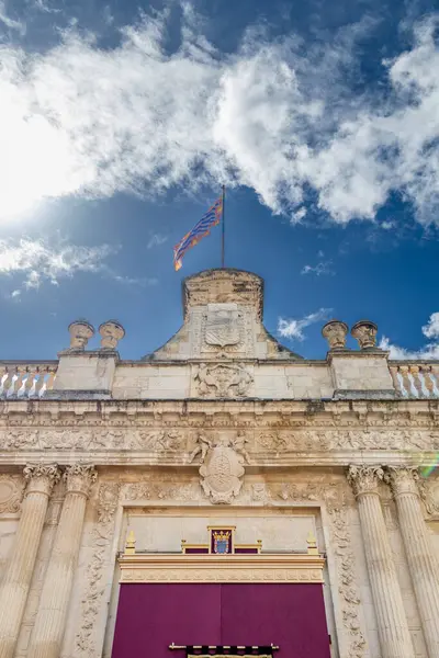 Jerez de la Frontera, İspanya - 15 Mayıs 2025: Jerez de la Frontera 'nın tarihi şehir merkezinde eşsiz binalar ve heykeller