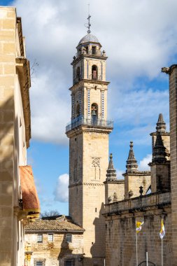 Jerez de la Frontera, İspanya - 15 Mayıs 2025: İspanya 'nın Jerez de la Frontera şehrinde Kutsal Hafta için dekore edilen tarihi merkezdeki ortaçağ evleri ve saraylarının ayrıntıları